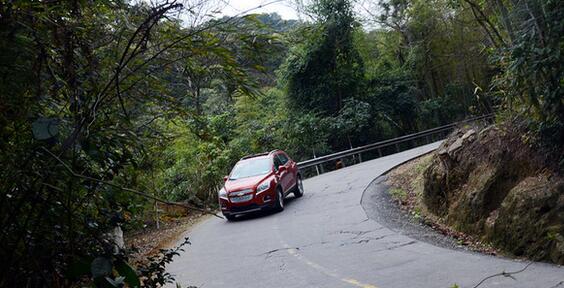 重慶旅游包車：彎道開車技巧